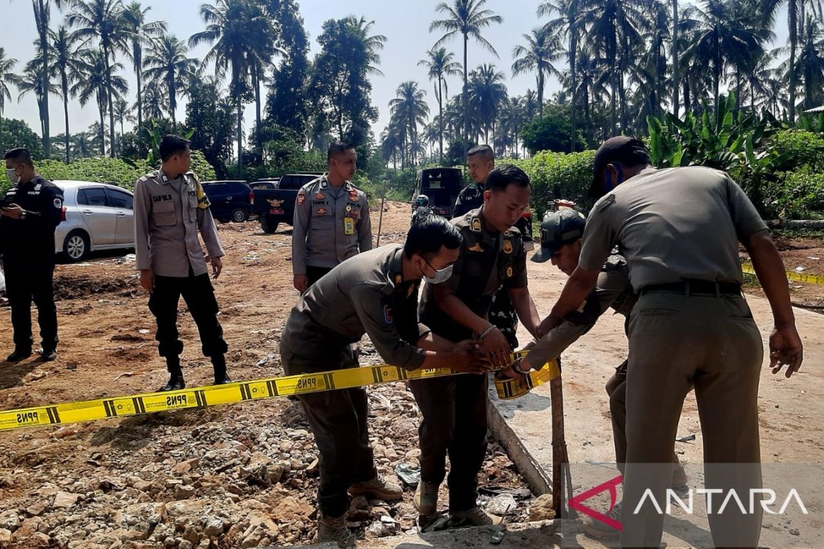 Satpol PP Bogor segel tempat pembuangan sampah ilegal di Rumpin