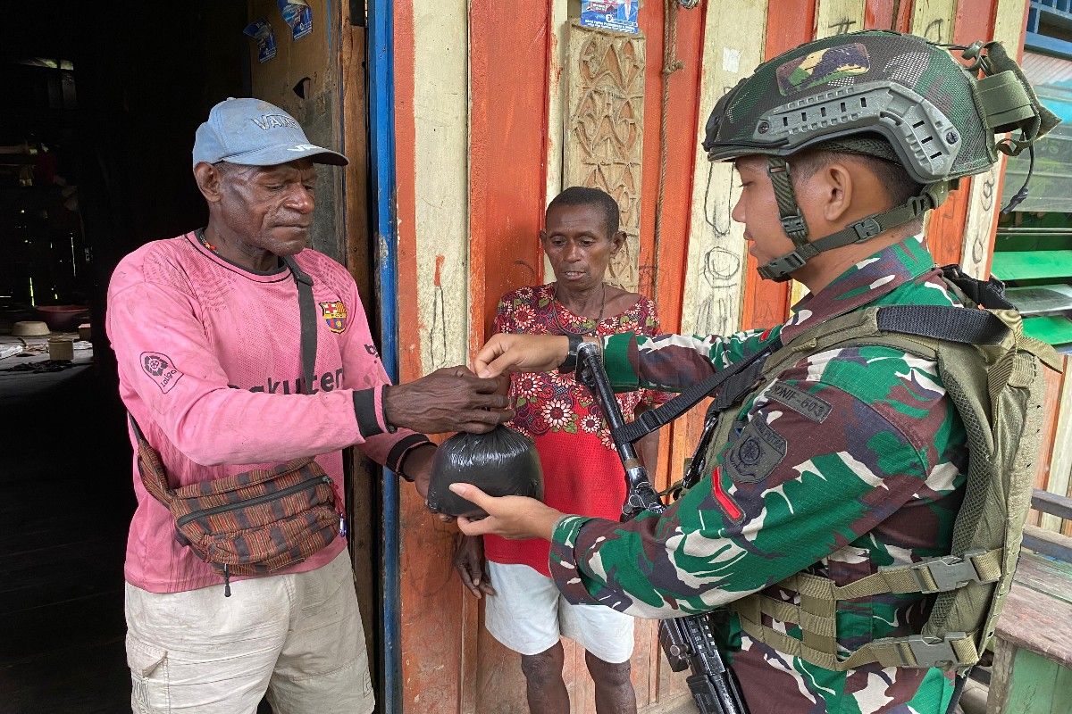 Koops TNI Habema bagikan bahan pokok untuk masyarakat Nduga