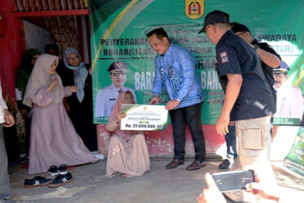 Wali Kota Aditya kunjungi rumah warga penerima bansos rehabilitasi RTLH