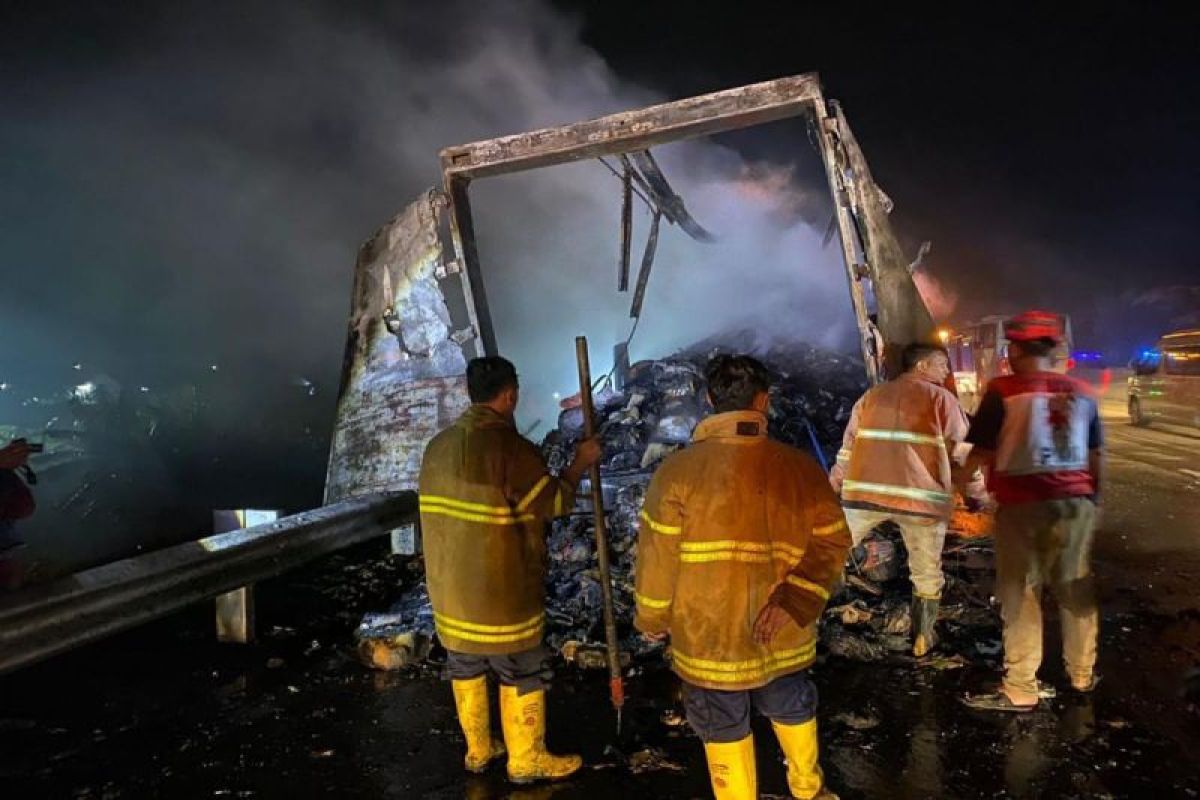 Polisi evakuasi truk ekspedisi terbakar di Tol Pemalang Jawa Tengah