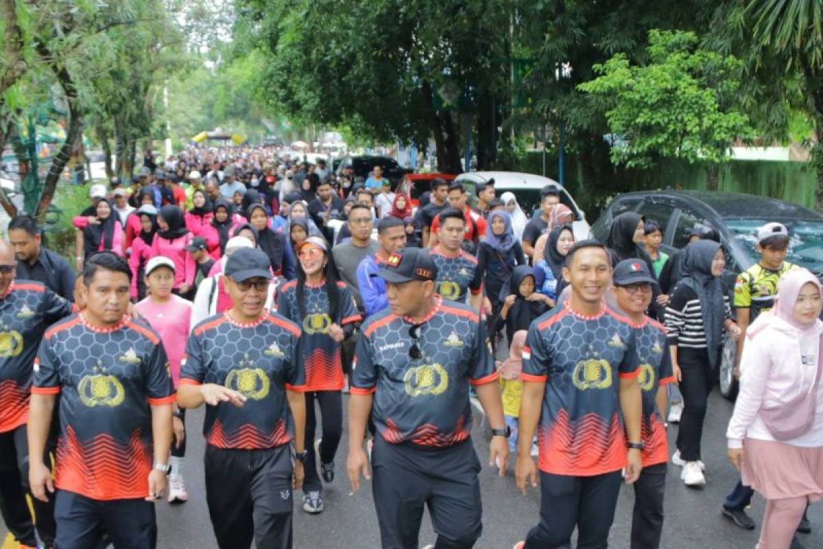 Ribuan warga antusias ikuti Fun Walk Limapi Polres HSS