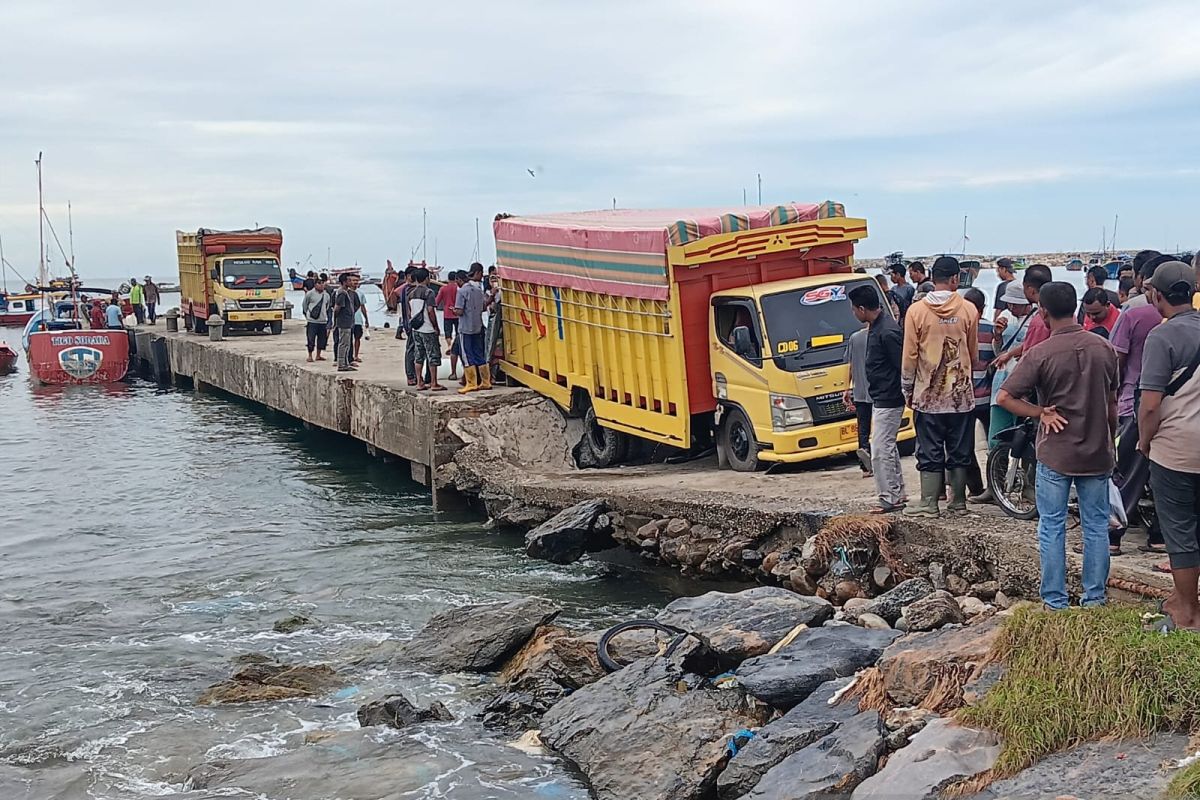 Dermaga sandar kapal Ujung Serangga Abdya patah saat dilintasi truk