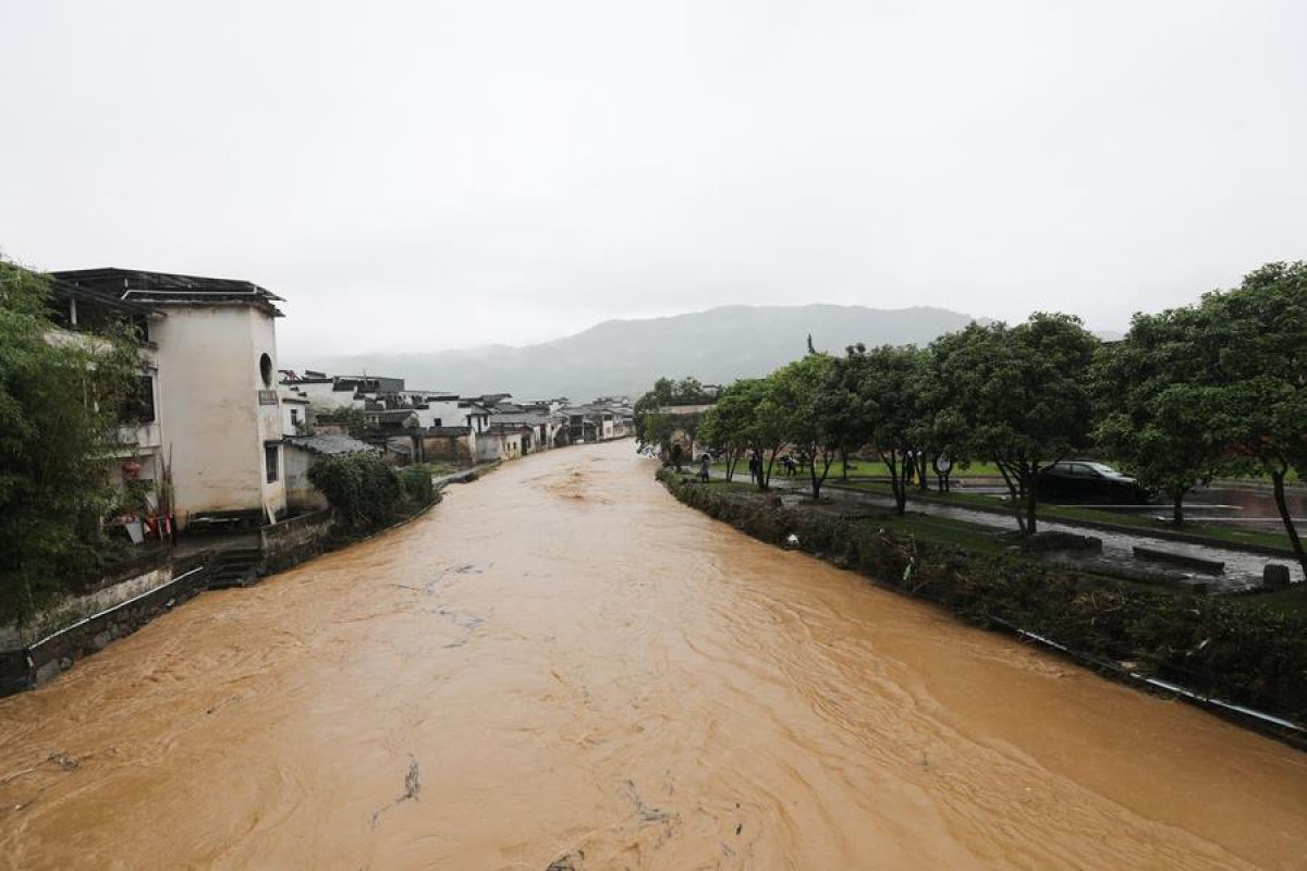 Ribuan orang dievakuasi akibat hujan deras di Huangshan, China timur