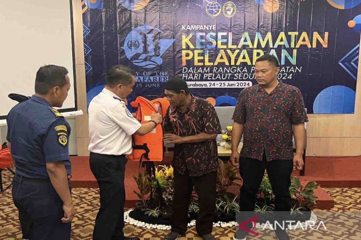 Kemenhub bagikan 200 pelampung gratis ke nelayan di Tanjung Perak