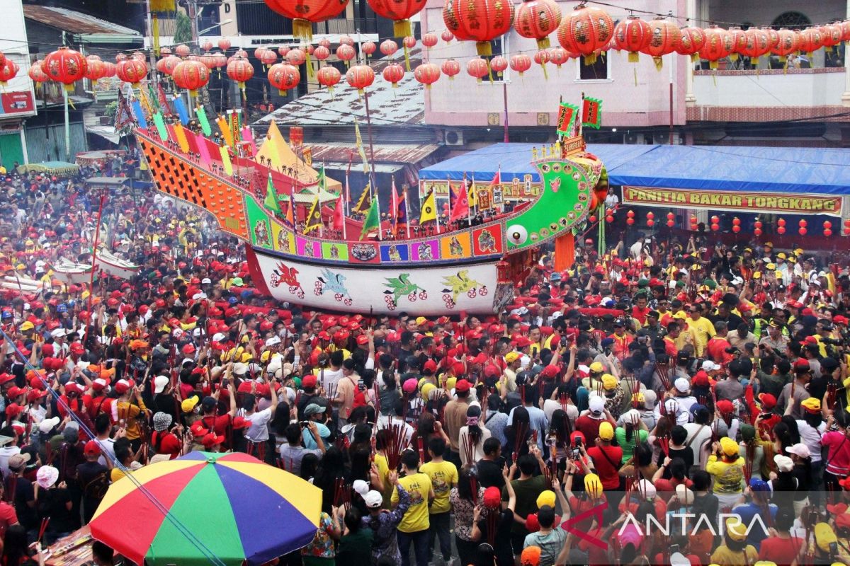 FOTO - Keunikan Festival Bakar Tongkang di Bagansiapiapi