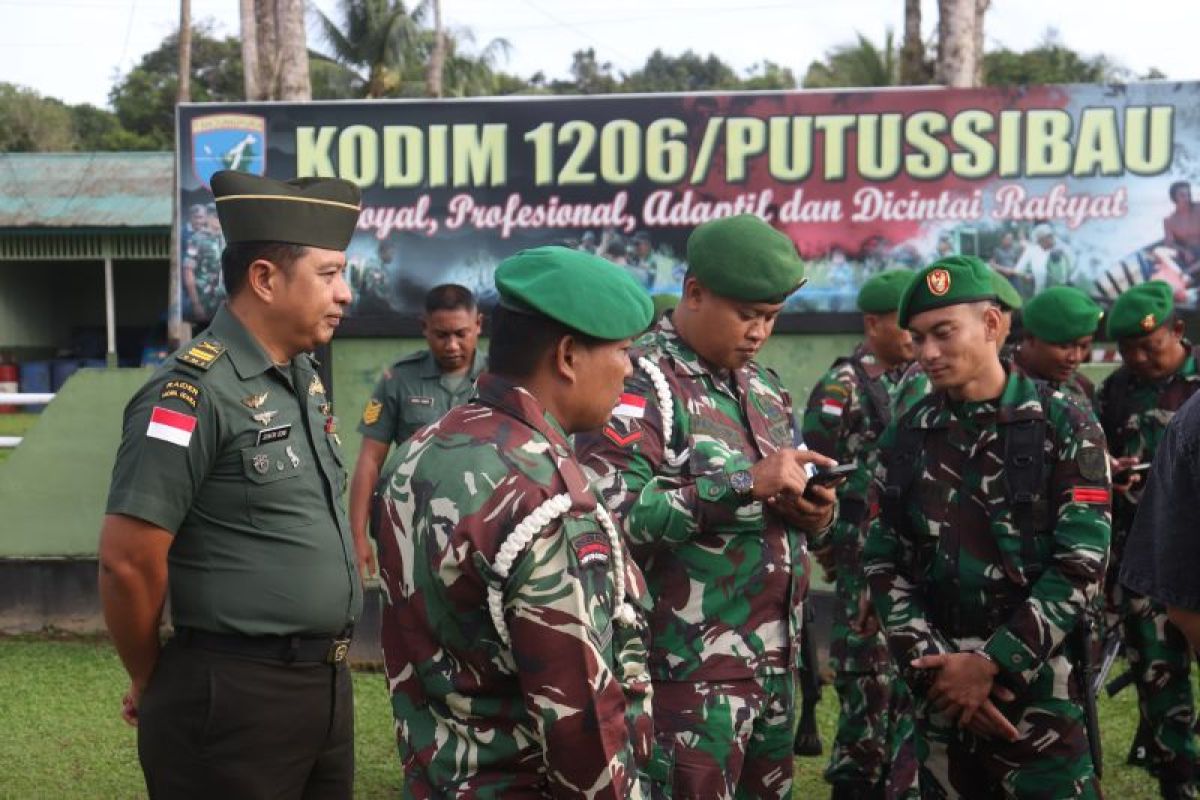 Cegah judi online, telepon seluler milik Anggota TNI di Kapuas Hulu diperiksa