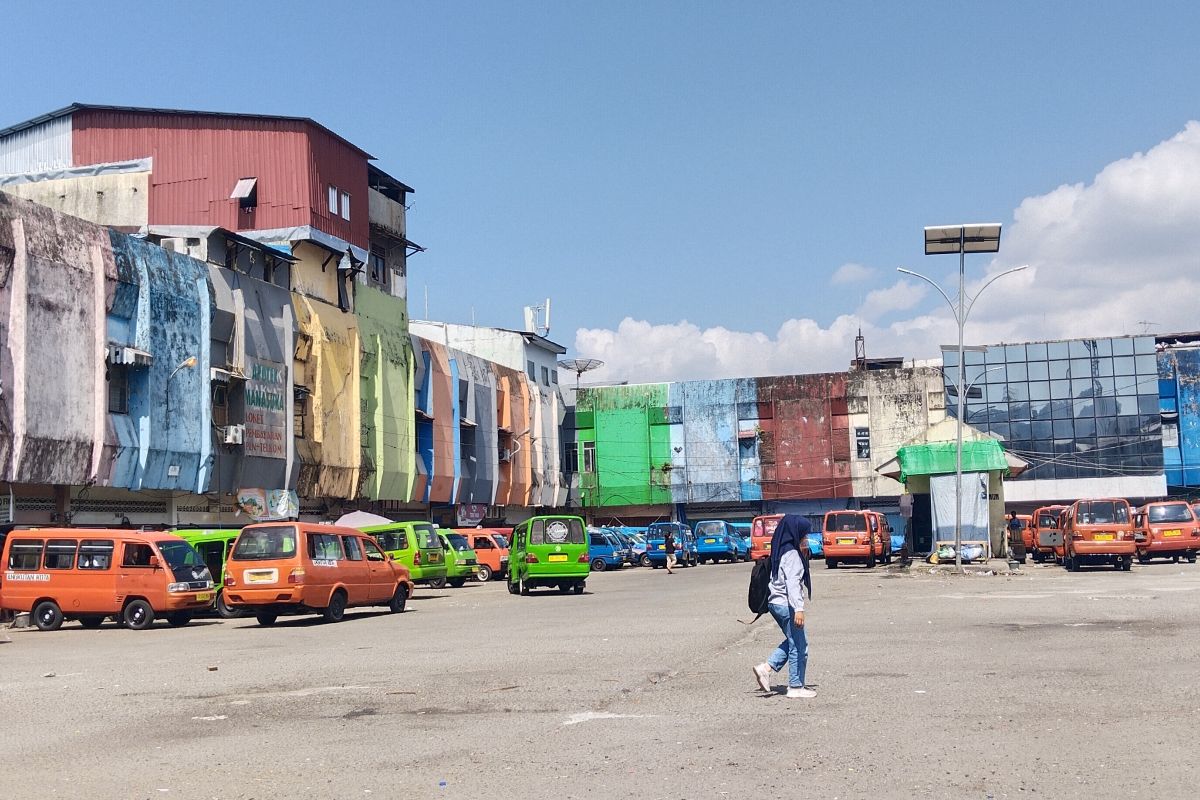 Pemkot  Ambon bongkar lapak PKL di terminal Mardika