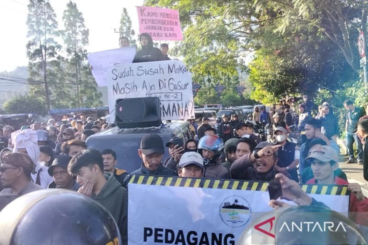 Penertiban PKL Puncak Bogor tetap dilakukan meski pedagang menolak