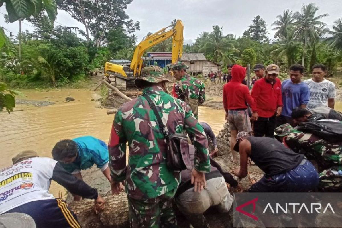 Relawan bantu warga buat jembatan darurat di lokasi banjir Sibalago