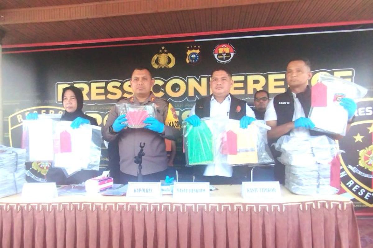 Polres Dumai tahan dua tersangka korupsi APBD 2013 rugikan negara Rp987 juta