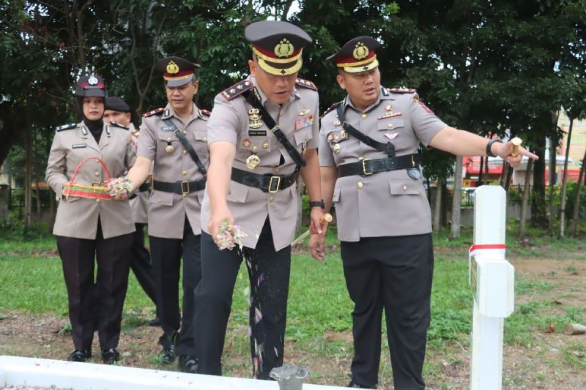 Polres Simalungun tabur bunga di Taman Makam Pahlawan Pematang Siantar