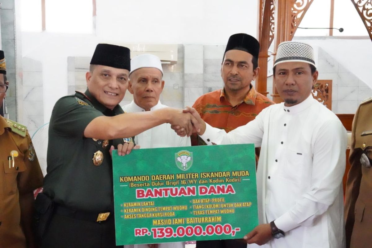 Pangdam IM serahkan bantuan rehab Masjid Baiturrahim Ulee Lheue