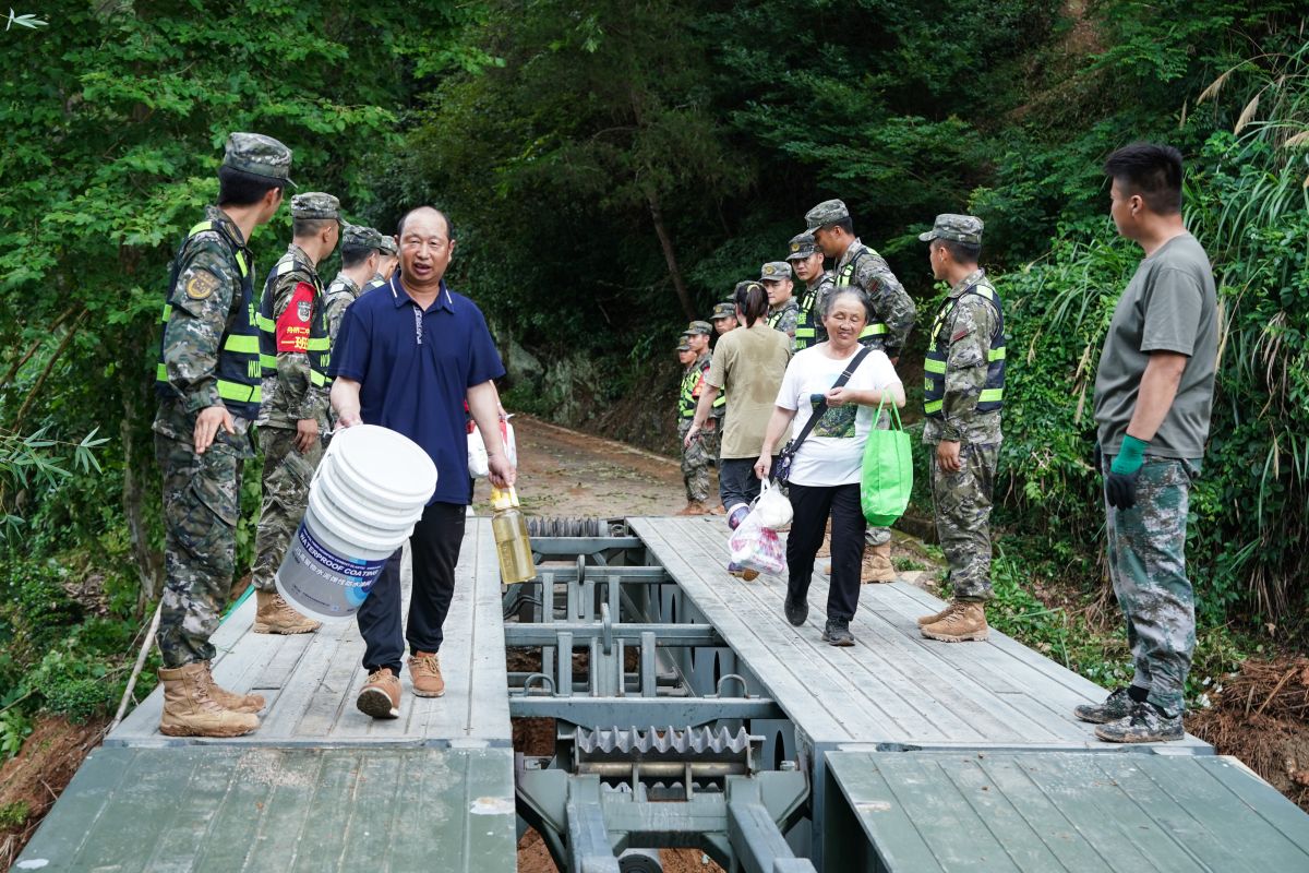 Jalan kembali dibuka usai terputus akibat hujan deras di Anhui, China