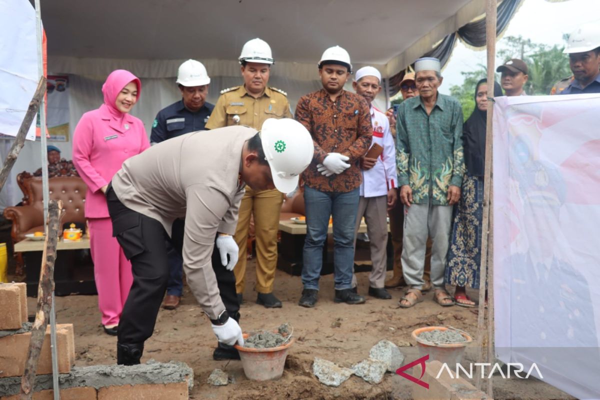 Polres Bangka Selatan bedah rumah warga di Desa Pasir Putih