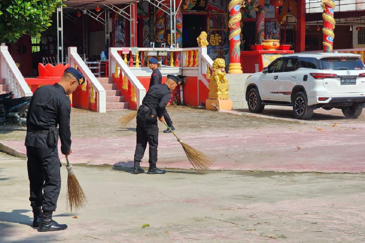 Brimob Polda Sumut bersihkan klenteng di Kota Medan, ada apa?
