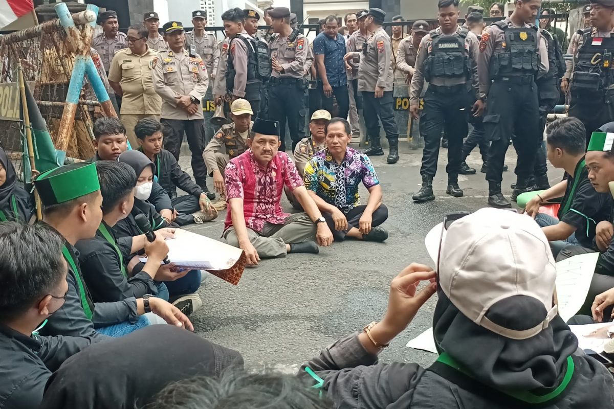 Sejumlah legislator temui massa aksi tolak Tapera di Tulungagung