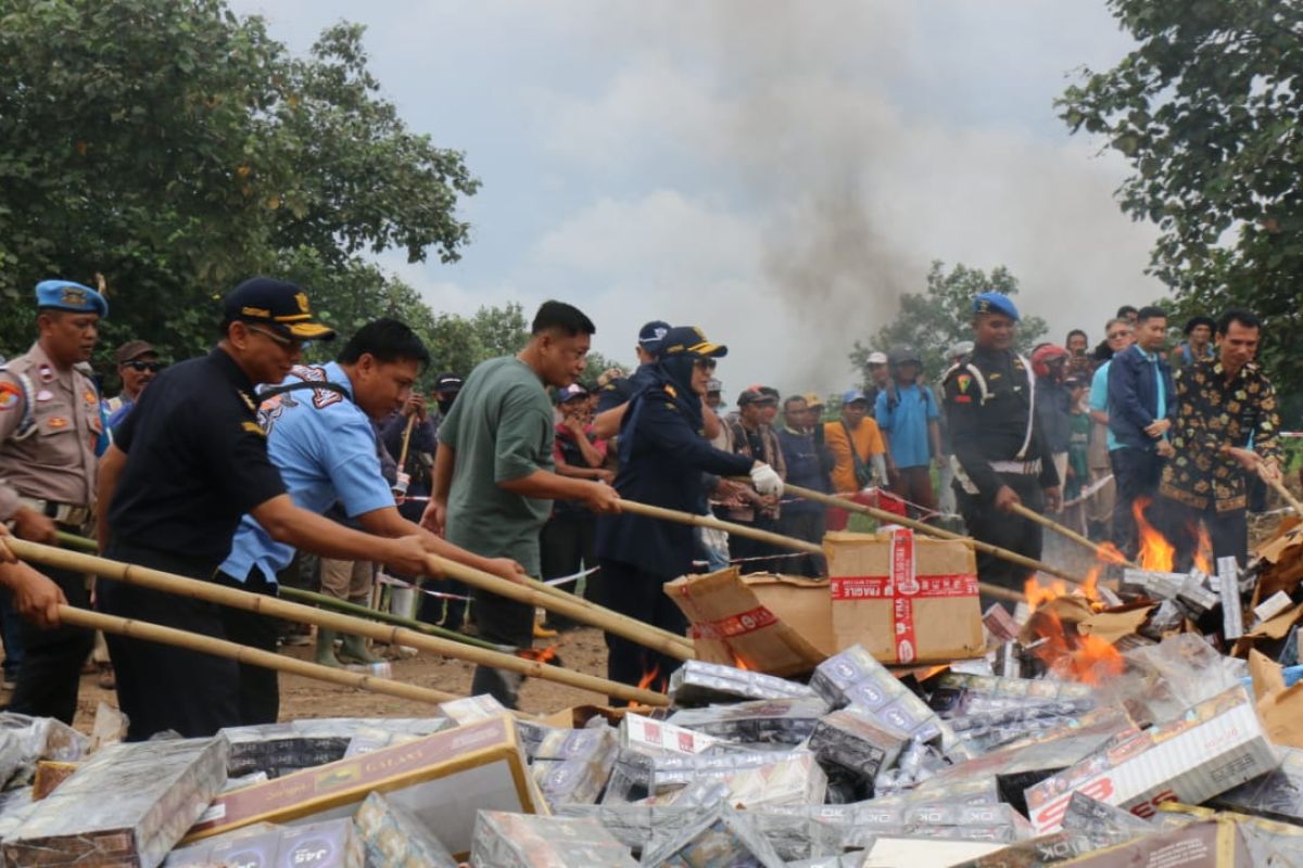 Bea dan Cukai Bandarlampung musnahkan 40 juta batang rokok ilegal