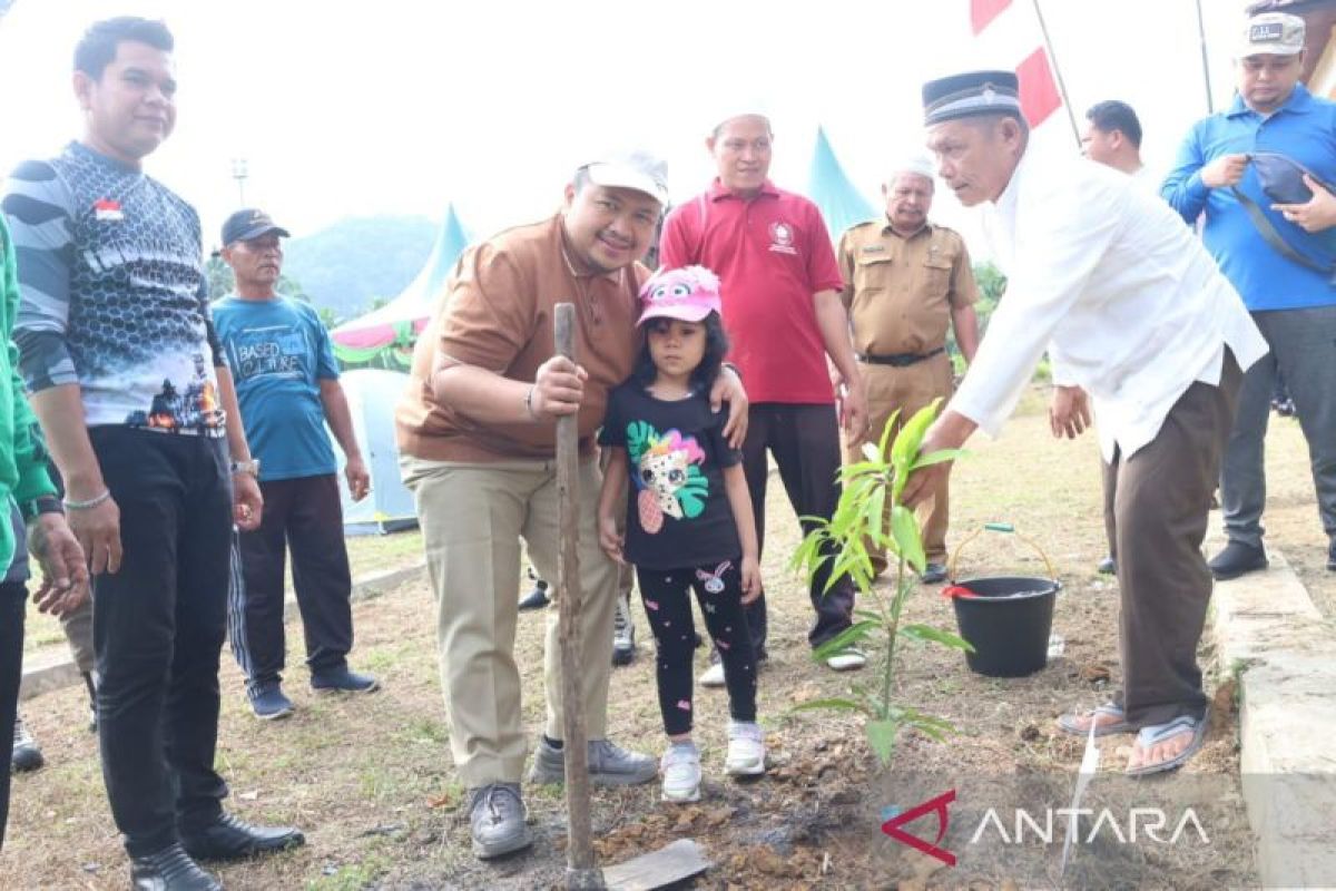 Hari lingkungan hidup sedunia, Bupati Tapsel tanam pohon di sini