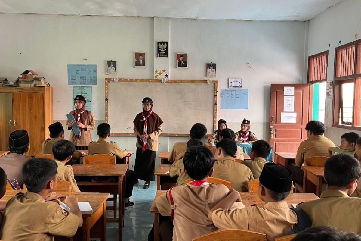 Keseruan Maya Sari belajar pramuka dalam kegiatan Kampus Mengajar