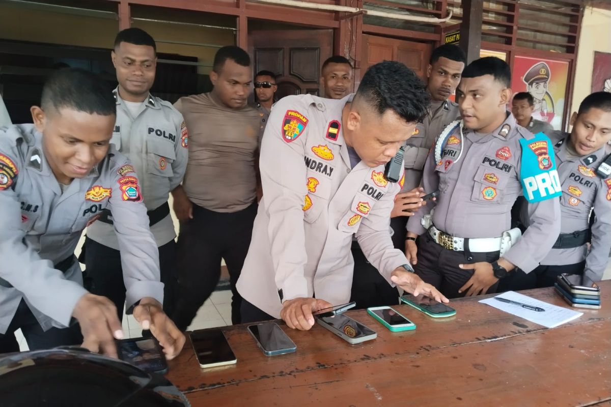 Propam Polresta Manokwari merazia ponsel personel cegah judi online