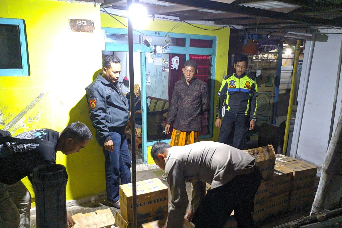 Polres Situbondo sita ratusan botol minuman keras dari rumah warga