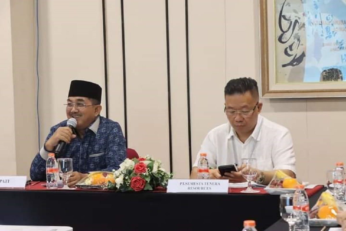 Bupati Tanjab Barat dukung investasi pembangunan pabrik kelapa sawit di Desa Lubuk Terentang