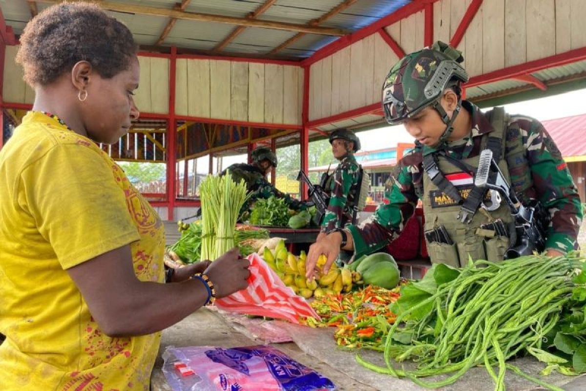 Pangkoops Habema:Prajurit Yonif 503/Kostrad beli hasil tani warga Mumugu