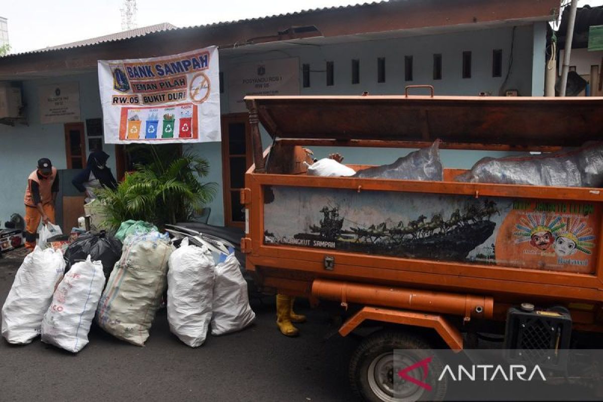 LH Jaksel edukasi petugas gerobak pilah sampah guna disalurkan ke RDF