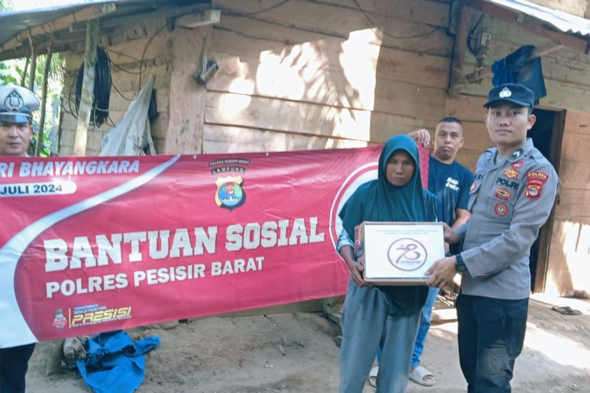 Peringatan HUT Bhayangkara, Polisi beri bantuan ke warga di Pesisir Barat