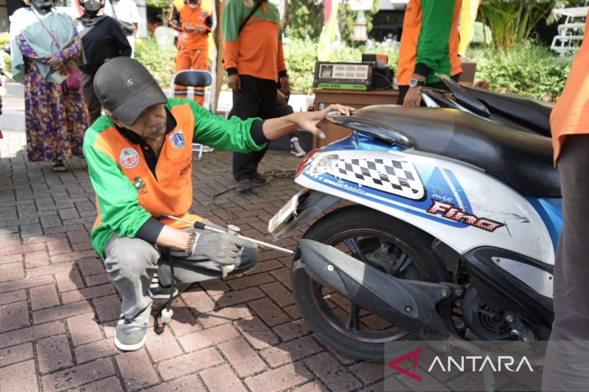 Pemkot Jakut razia uji emisi kendaraan bermotor untuk cegah polusi