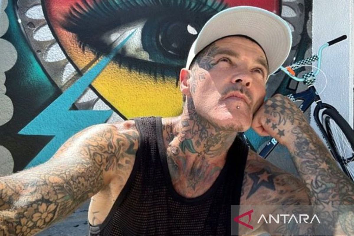 Shifty Shellshock, vokalis Crazy Town meninggal di usia 49 tahun