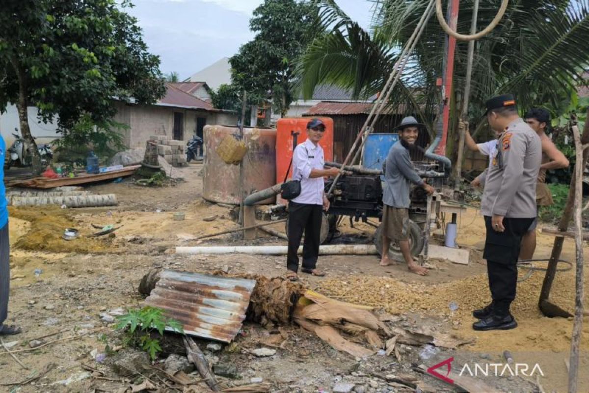 Polisi Bangka Barat bantu bangun sumur bor warga Benteng Kota