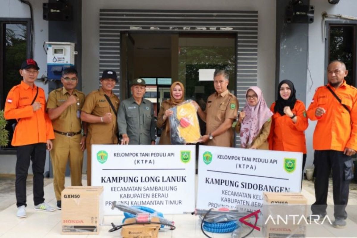 Disbun Kaltim beri bantuan alat kebakaran bagi  kelompok tani di Berau