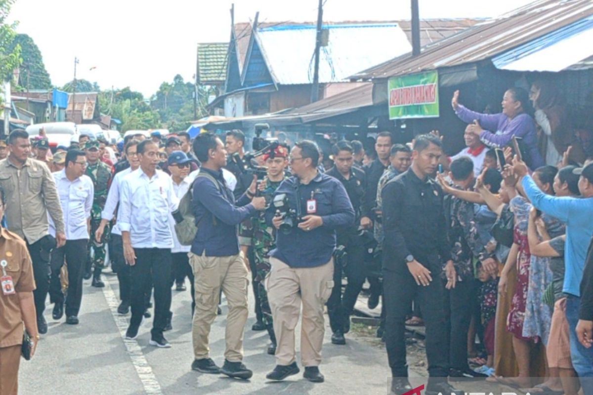Presiden Jokowi mengajak menteri blusukan di Pasar Pata Kalimantan Tengah