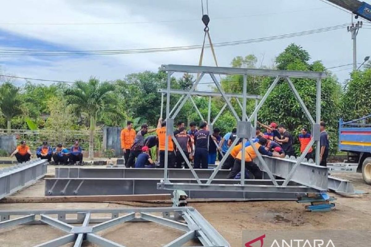 Personel BPBD Belitung berlatih merakit jembatan darurat bailey