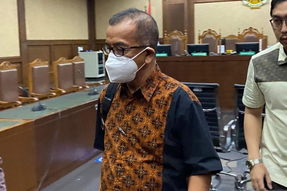 Mantan Dirut PT Garuda Indonesia  Emirsyah Satar dituntut 8 tahun penjara dan denda Rp1 miliar