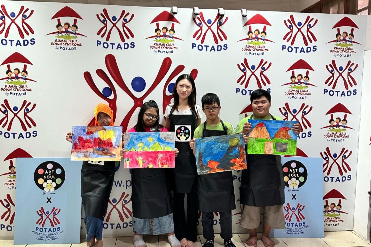 Potads mengembangkan potensi anak down syndrome Indonesia melalui karya lukis