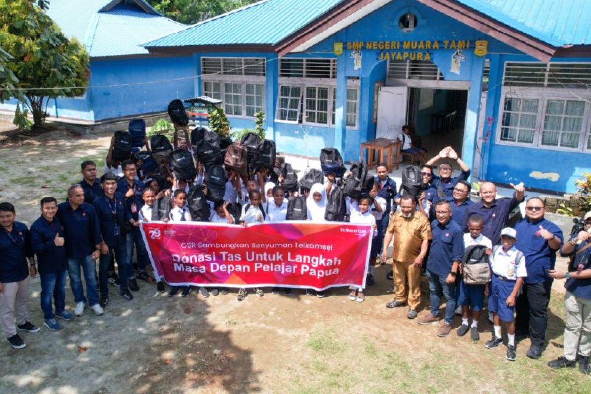 PT Telkomsel donasi alat tulis pada anak di Papua
