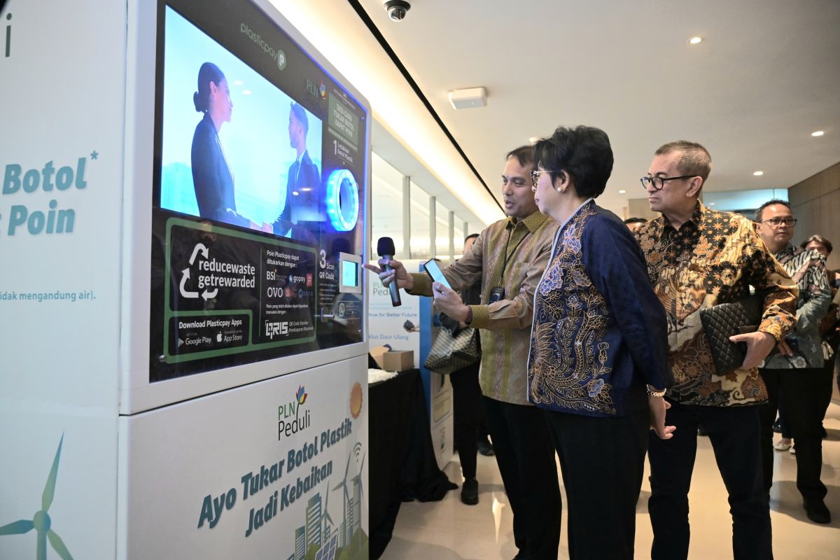 Gerakkan partisipasi pegawai daur ulang sampah, PLN sediakan mesin penampung botol plastik dan baju bekas