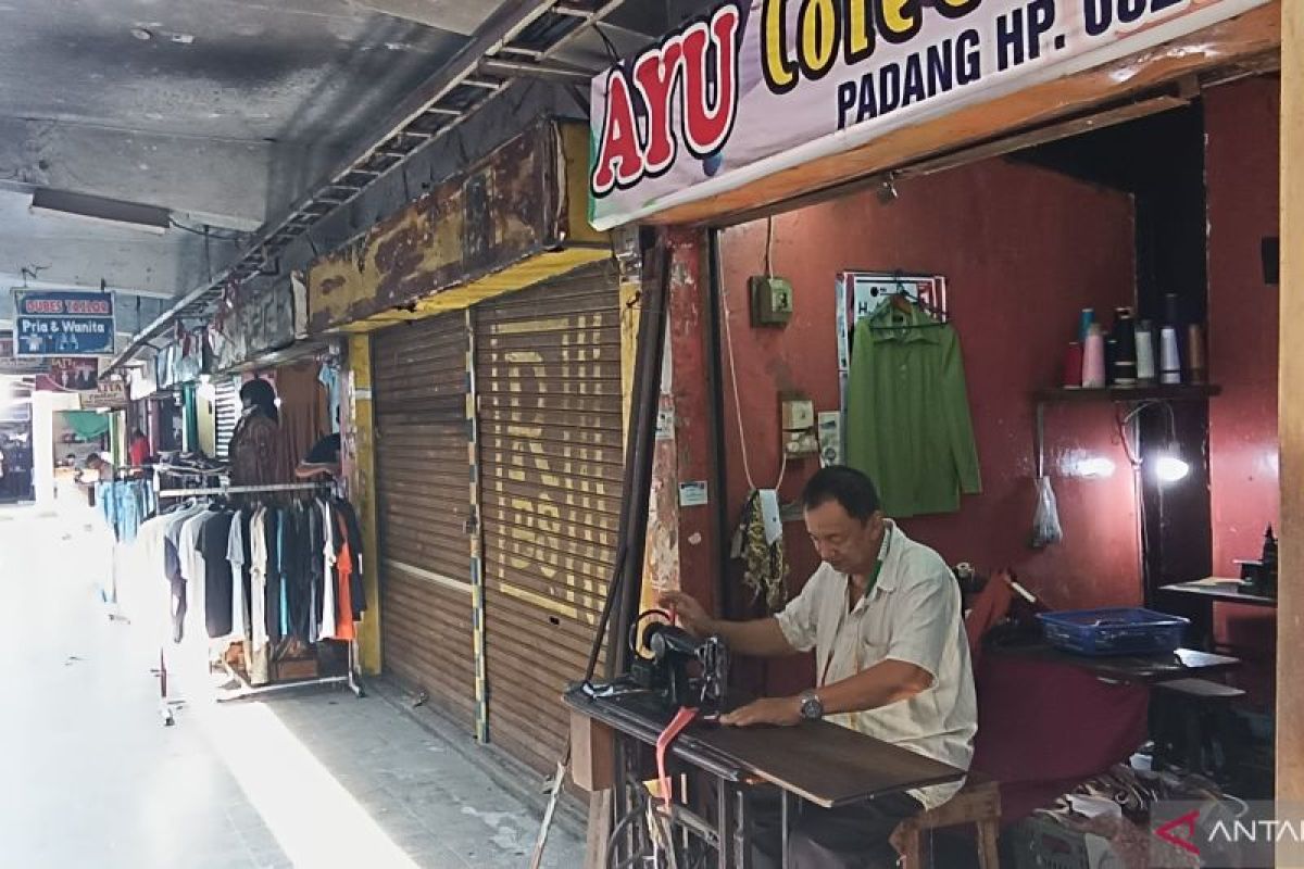 Sentra jahitan Pasar Raya Padang masih sepi jelang tahun ajaran baru