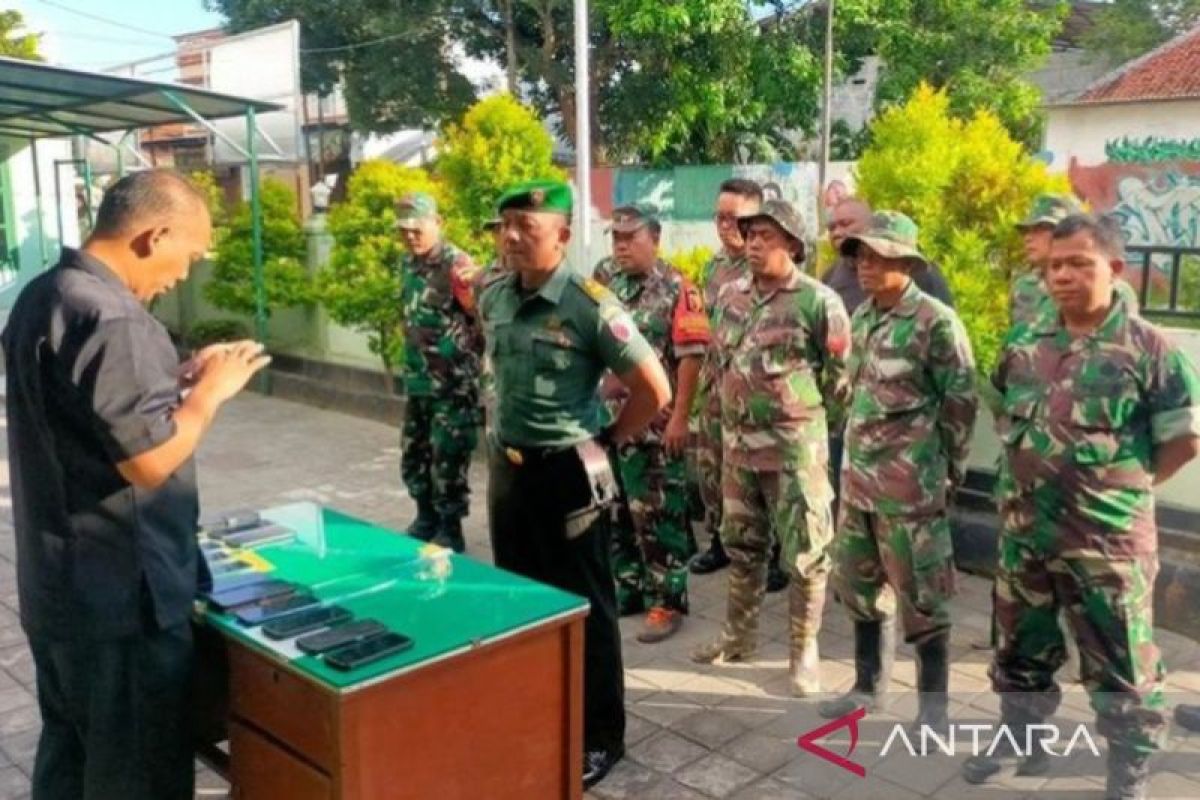 Kodim Pamekasan periksa telepon seluler semua anggota TNI