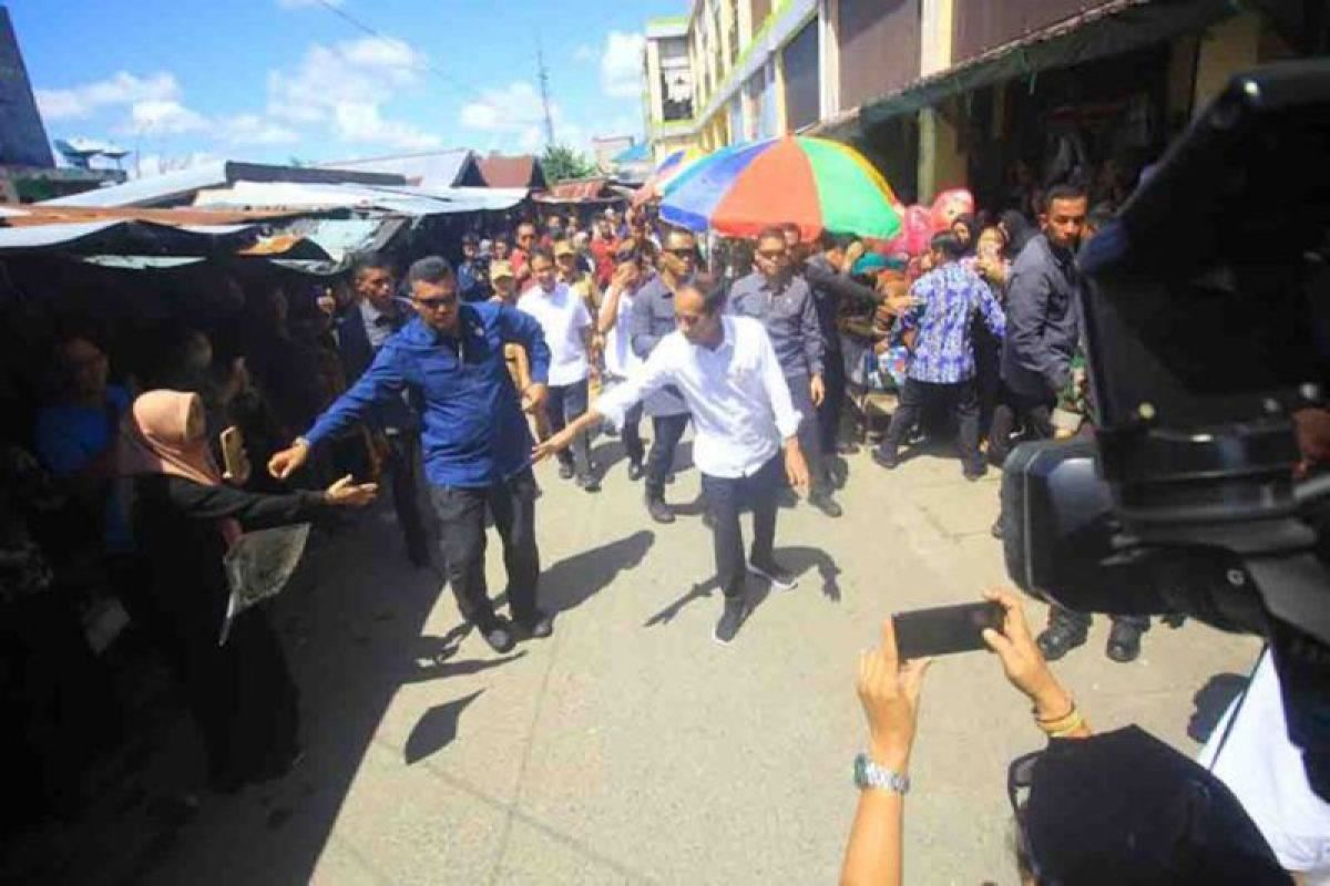 Presiden tinjau pasar dan salurkan bantuan  beras di Barito Selatan