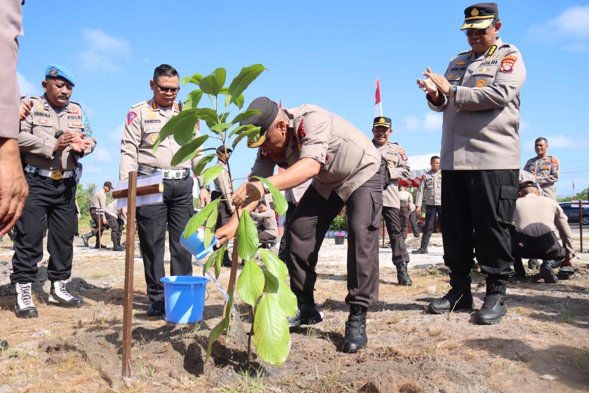 Polisi tanam ribuan pohon untuk lestarikan alam di Kalteng