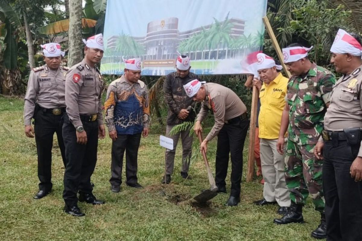 Polsek Kualuhhulu tanam ratusan pohon, ini tujuannya