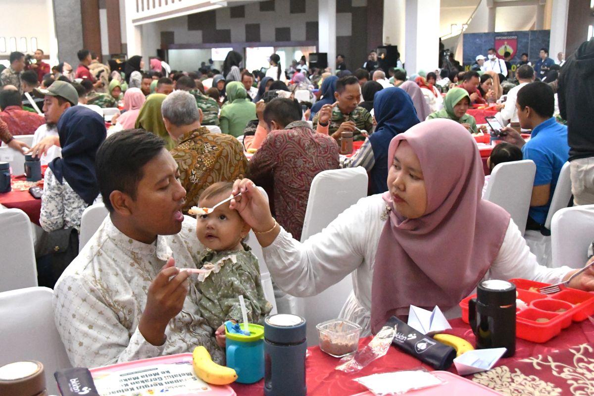 Kepala BKKBN ajak keluarga makan bergizi bersama lansia di meja makan