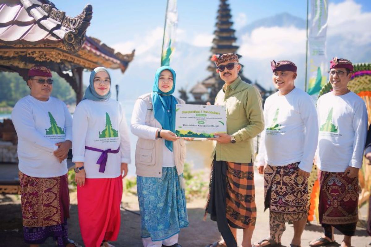 Peringati HLH, Pegadaian Sebarkan Eco Enzyme di Danau Batur Bali