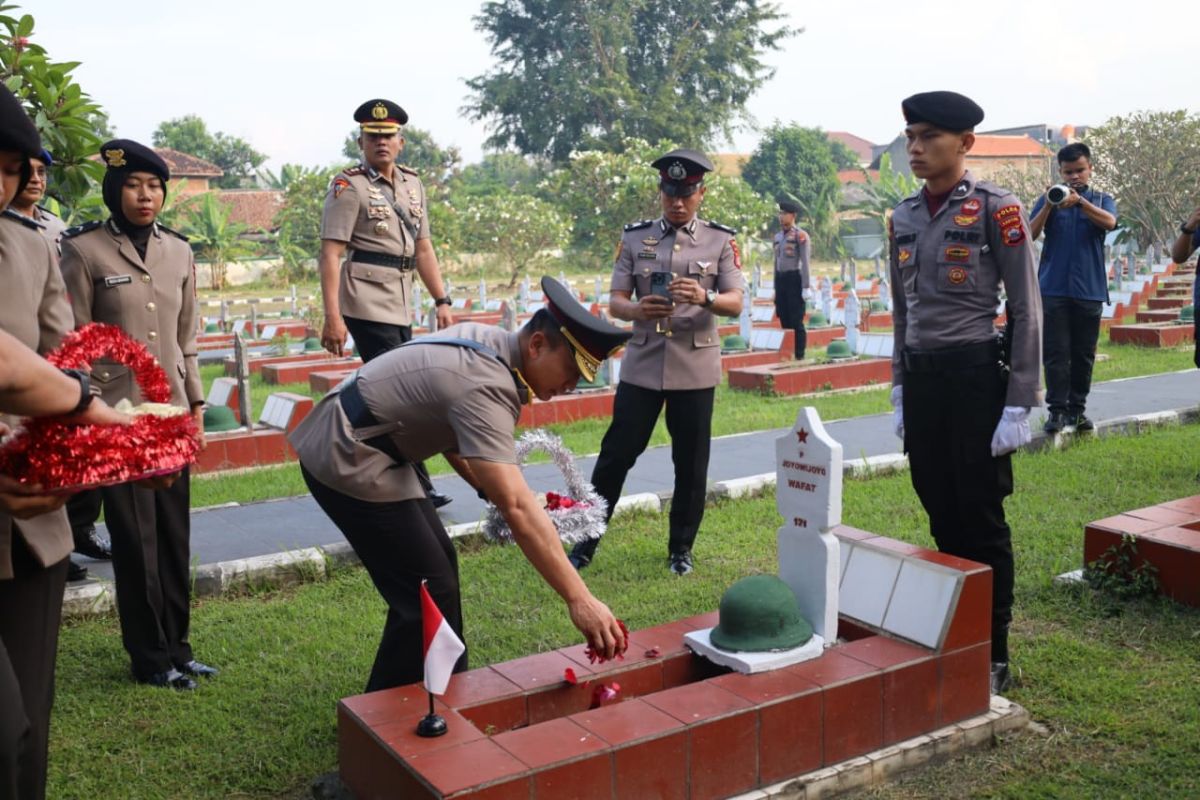 Hari Bhayangkara ke ke-78, Polda Banten ziarah di TMP Ciceri