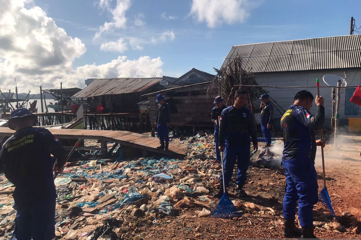 Polairud Polres Bangka Selatan bersih-bersih pantai di dermaga pelabuhan Sadai