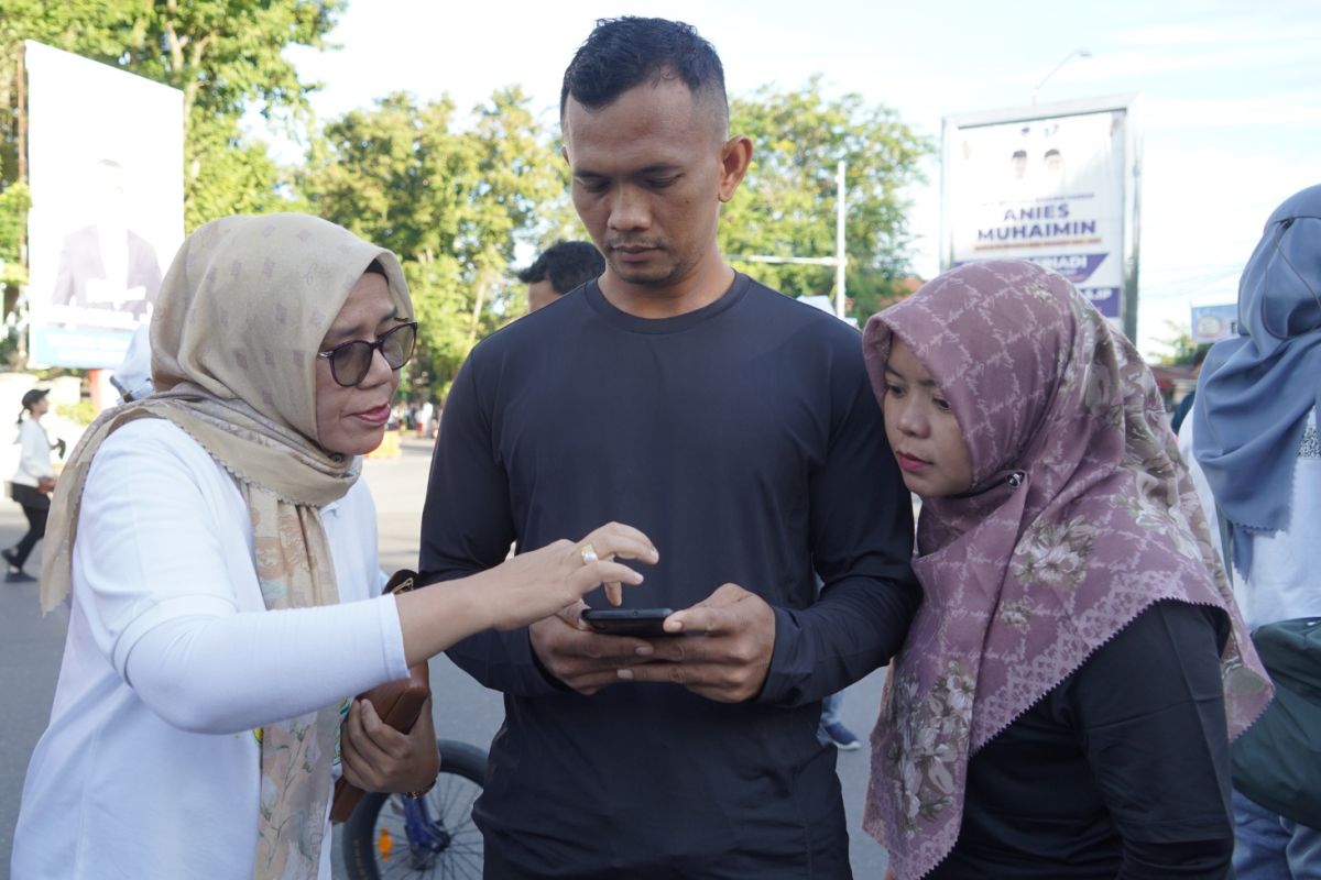 Srikandi PLN Sumbar, edukasi masyarakat gunakan fitur catat meter PLN Mobile