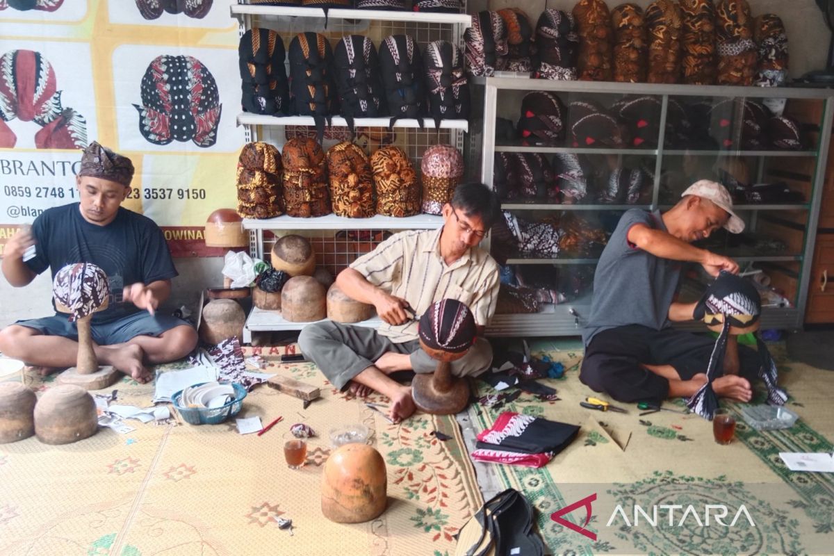 Jamkrindo meningkatkan kapasitas usaha kerajinan blangkon di Yogyakarta